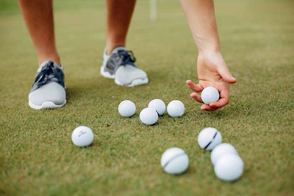 Różnica między piłeczkami golfowymi dla początkujących i zaawansowanych